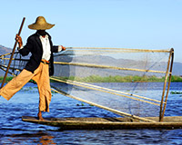 東芝(茵萊湖)-漁民單腳划槳