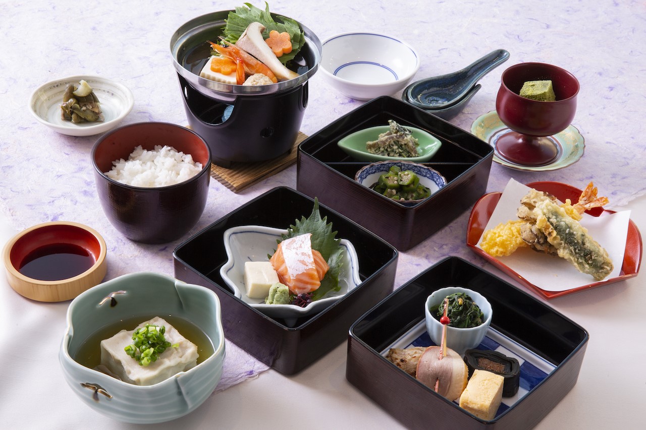 關西一日遊定期觀光巴士SHOZAN庭園懷石料理＋舞妓表演＋東山夜景票券產品介紹- colatour 票券當地遊
