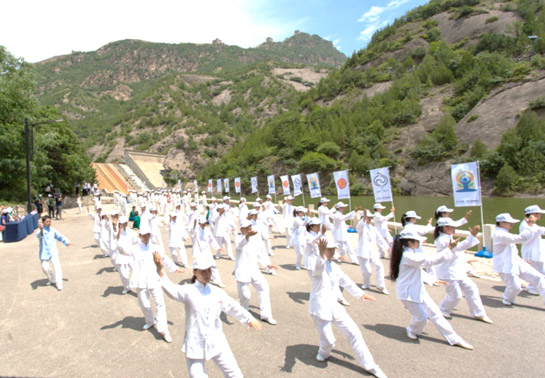 北京長城下打太極，參團再送太極服一套