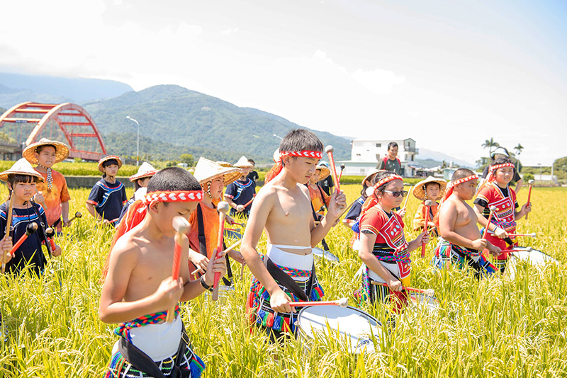 花蓮織羅部落每逢稻收會舉辦稻田餐桌活動