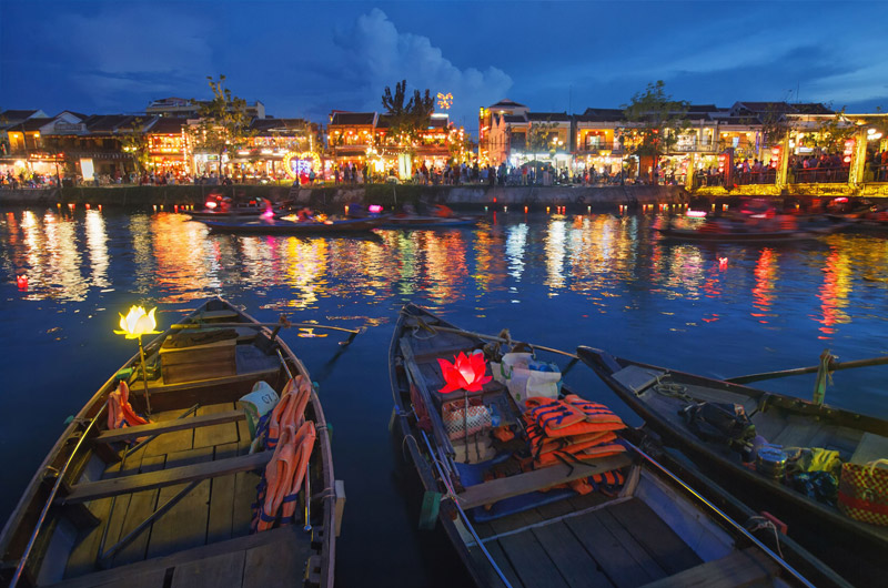 在會安古鎮體驗放水燈祈求一整年的好運