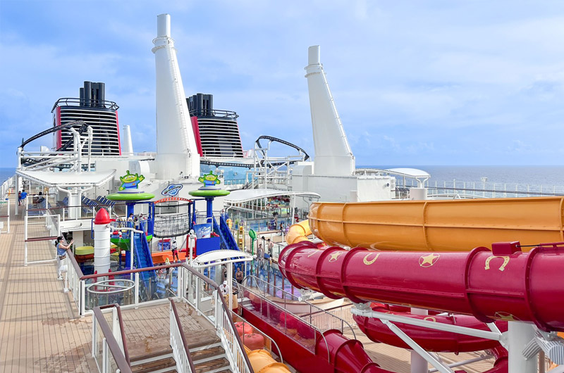 甲板上有全球最長海上雲霄飛車