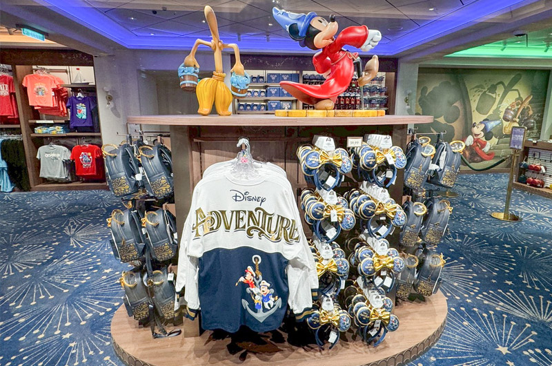 紀念品商店販售各式各樣迪士尼探險號限定主題商品