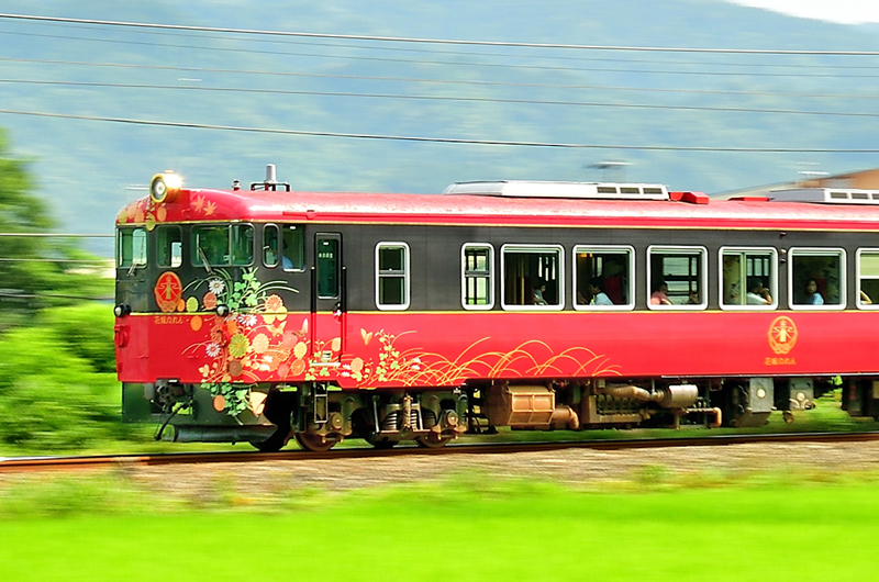 花嫁暖簾列車，充滿新娘嫁娶的喜慶氣氛