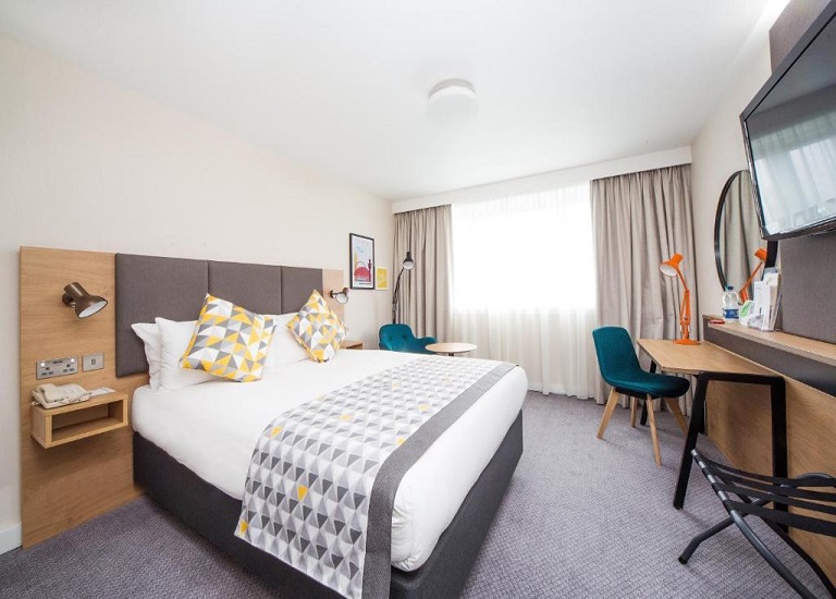  HOLIDAY INN LONDON - GATWICK AIRPORT