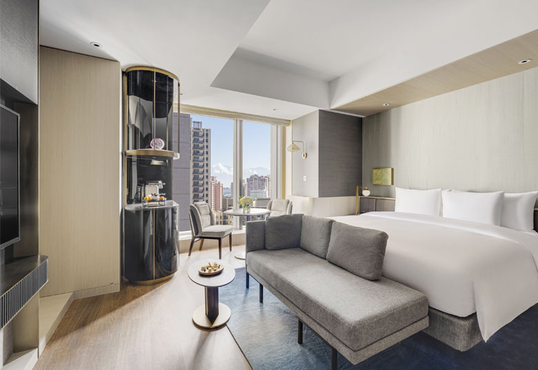 輕奢五星高雄洲際.東港鮪魚季》虎山巖金山花.最肥美黑鮪魚華僑市場美食2日