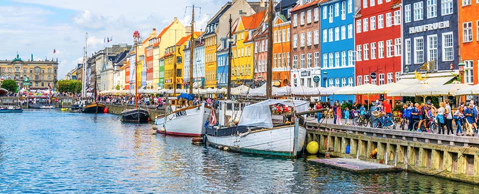 哥本哈根<span>丹麥首都，童話大師安徒生筆下故事「美人魚」的故鄉。1913年完成的美人魚雕像，坐在港邊眺望遠洋，那追求幸福的故事還迴盪在每個人心中，成了哥本哈根最著名的觀光景點之一。</span>