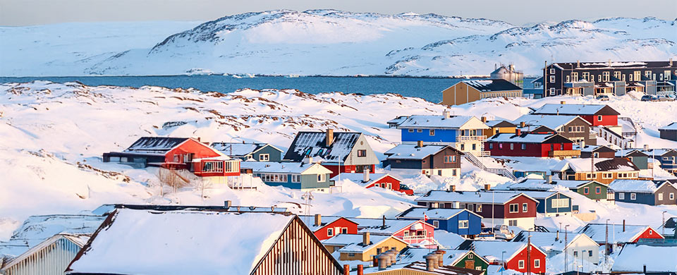 努克<span>位在格陵蘭西南岸的首都城市，結合傳統因紐特文化與現代氣息。繽紛的彩色小屋與極地風格建築並存在市區，和四周環繞的壯觀山脈與峽灣海洋，形成新舊交融且獨特的景觀。</span>