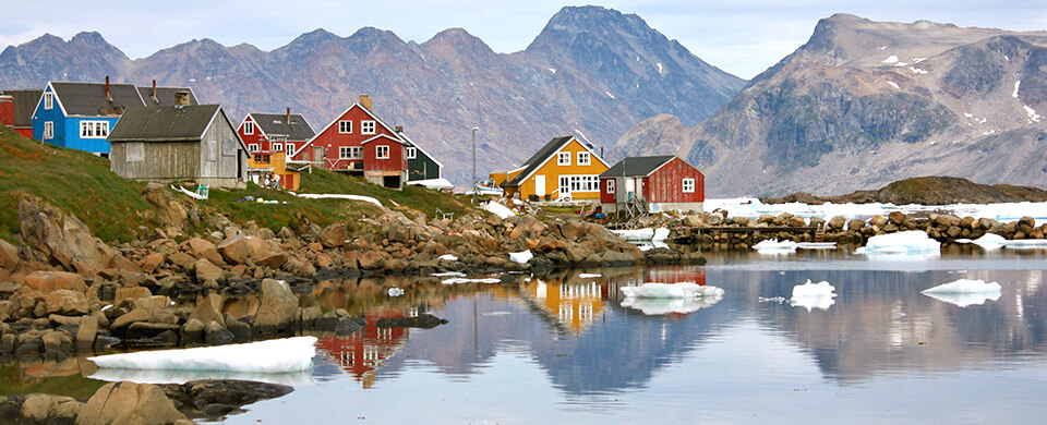 庫魯蘇克<span>位在格陵蘭東岸，因紐特人居住的村落。色彩鮮艷的屋子交錯佇立在海岸邊，和貧瘠的土地與海上浮冰，形成無違和卻特別的景觀。</span>