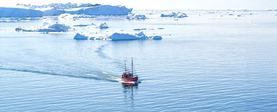 冰川遊船<span>艾奇冰川位在伊盧利薩特以北，是格陵蘭最活躍的崩解冰川之一。巍峨的冰牆矗立在海岸山脈之間，巨大的崩解聲響與落入海中的冰塊，形成驚心動魄卻令人嘆為觀止的景象。</span>