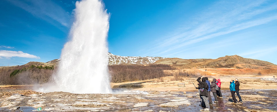 金環風景線<span>冰島擁有許多自然奇景，但無法在短時間內全部遊覽，因此特別開發一條最受歡迎的觀光路線，讓遊客得以飽覽冰島奇特地形，欣賞火山口湖、蓋錫爾間歇噴泉、黃金瀑布，還有著名地理奇觀國會斷崖。</span>
