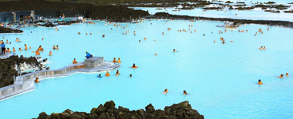 藍湖溫泉<span>冰島最受歡迎的遊覽地點之一，是全世界最大的露天溫泉。建在火山熔岩上，利用雷克雅未克半島西南郊的地熱資源而形成的人造鹹水湖，其中高含量的白色二氧化矽泥是天然美容聖品，其他礦物質和藻類在湖底形成鬆軟的自然沉澱物。浸泡在這獨特的藍色溫泉湖裡，感受如夢似幻的粉藍溫泉浴。</span>