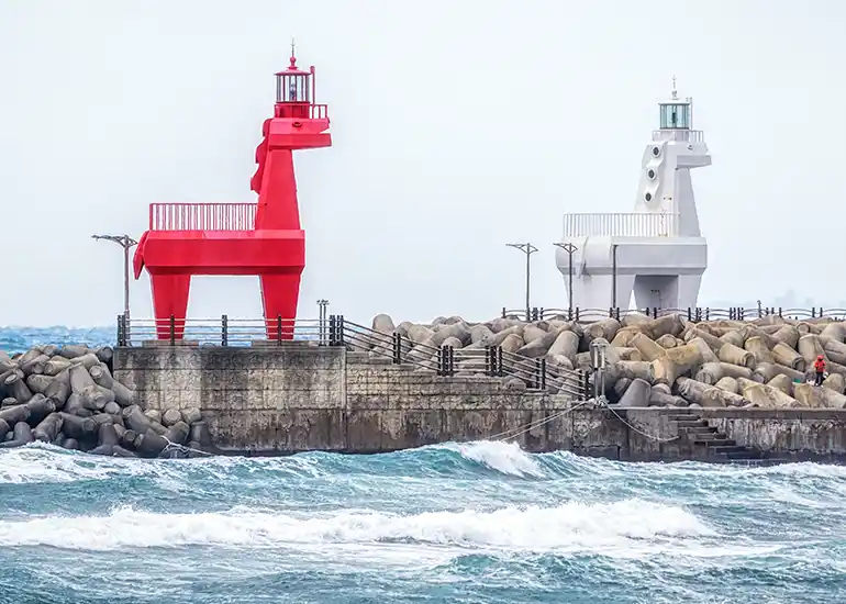 梨湖紅白馬小燈塔