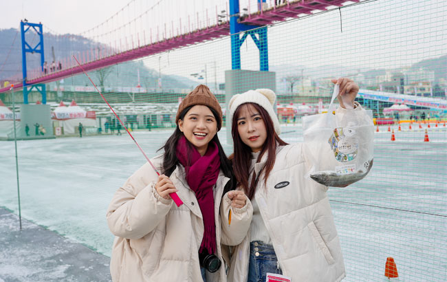 華川鱒魚冰雪節》採草莓體驗.橋村炸雞DIY.首爾住市區.COEX水族館5日